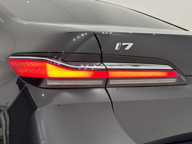 ｉ７ ｘＤｒｉｖｅ　６０　エクセレンス　全国２年保証ブラックレザークライメートシートスカイ　ラウンジＰルーフＢｏｗｅｒｓ＆ＷｉｌｋｉｎｓサウンドリヤエンターテーメントＤアシストプロパークアシストプロＴＶ純正２０ＡＷ（14枚目）