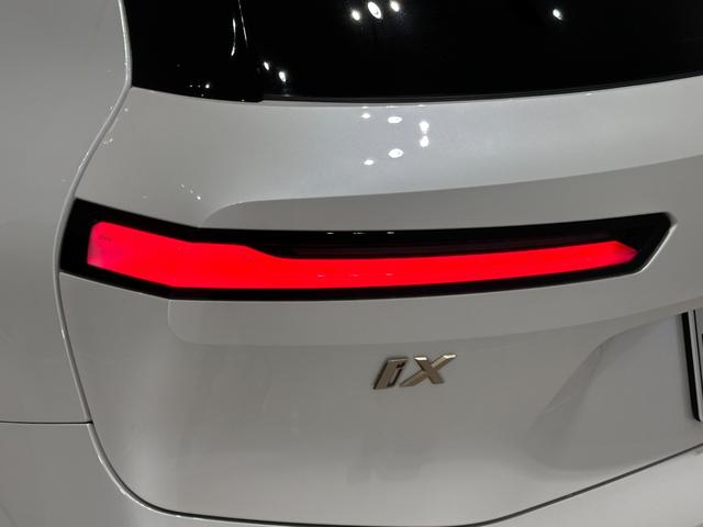 ｉＸ ｘＤｒｉｖｅ　５０　全国２年保証レザーカスタネアＦクライメートシートソフトクローズドアスカイ　ラウンジＰルーフ　Ｂｏｗｅｒｓ＆ＷｉｌｋｉｎｓサウンドレーザーライトＤアシストプロパークアシストプロ純正２１ＡＷ（12枚目）