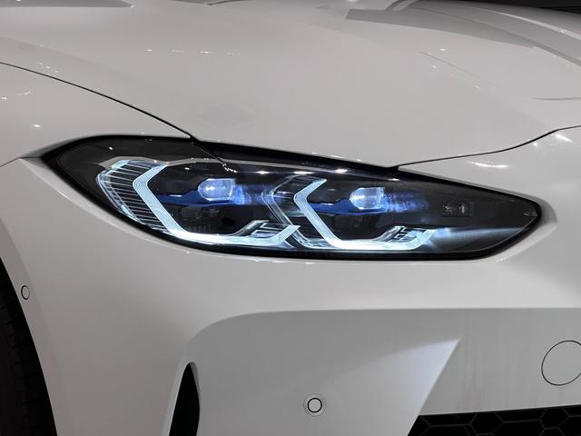 Ｍ３ Ｍ３セダン　コンペティション　Ｍ　ｘＤｒｉｖｅ　全国２年保証シルバーストーンレザーＦシートヒーターアダプティブＭサスサンルーフＨａｒｍａｎ／ＫａｒｄｏｎサウンドレーザーライトＵＶ　カットガラスＤアシストプロパークアシスト＋ＴＶ純正１９／２０ＡＷ（9枚目）