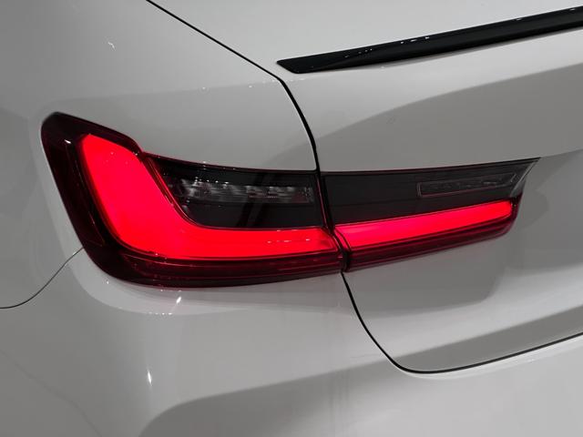 Ｍ３ Ｍ３セダン　コンペティション　Ｍ　ｘＤｒｉｖｅ　全国２年保証シルバーストーンレザーＦシートヒーターアダプティブＭサスサンルーフＨａｒｍａｎ／ＫａｒｄｏｎサウンドレーザーライトＵＶ　カットガラスＤアシストプロパークアシスト＋ＴＶ純正１９／２０ＡＷ（12枚目）