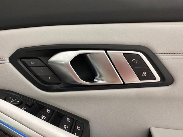 Ｍ３ Ｍ３セダン　コンペティション　Ｍ　ｘＤｒｉｖｅ　全国２年保証シルバーストーンレザーＦシートヒーターアダプティブＭサスサンルーフＨａｒｍａｎ／ＫａｒｄｏｎサウンドレーザーライトＵＶ　カットガラスＤアシストプロパークアシスト＋ＴＶ純正１９／２０ＡＷ（15枚目）