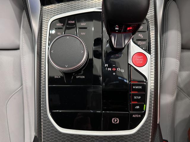 Ｍ３ Ｍ３セダン　コンペティション　Ｍ　ｘＤｒｉｖｅ　全国２年保証シルバーストーンレザーＦシートヒーターアダプティブＭサスサンルーフＨａｒｍａｎ／ＫａｒｄｏｎサウンドレーザーライトＵＶ　カットガラスＤアシストプロパークアシスト＋ＴＶ純正１９／２０ＡＷ（25枚目）