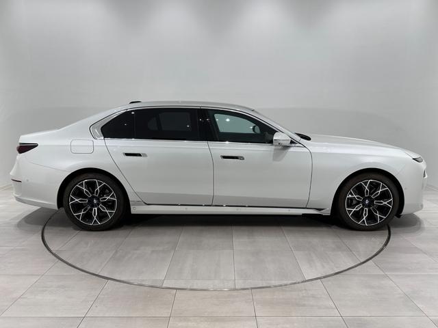 ７シリーズ ７４０ｉ　エクセレンス　全国２年保証ブラックレザーメリノＦクライメートシート自動ドアＤアシストプロパークアシストプロＴＶパノラマルーフＢ＆Ｗサウンドリヤエンターテイメント純正２０ＡＷ（4枚目）