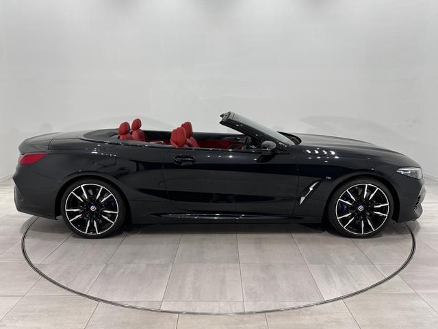 ８シリーズ Ｍ８５０ｉ　ｘＤｒｉｖｅカブリオレ　全国２年保証フィオナレッド／ブラックレザーシートＦクライメートシートソフトクローズドアオートトランクＤアシストプロパークアシスト＋レーザーライト　Ｂｏｗｅｒｓ　＆　Ｗｉｌｋｉｎｓサウンド純正２０ＡＷ（4枚目）
