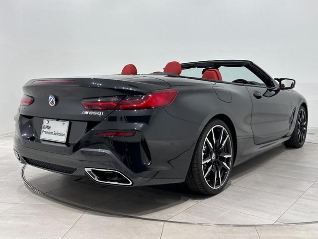 ８シリーズ Ｍ８５０ｉ　ｘＤｒｉｖｅカブリオレ　全国２年保証フィオナレッド／ブラックレザーシートＦクライメートシートソフトクローズドアオートトランクＤアシストプロパークアシスト＋レーザーライト　Ｂｏｗｅｒｓ　＆　Ｗｉｌｋｉｎｓサウンド純正２０ＡＷ（5枚目）