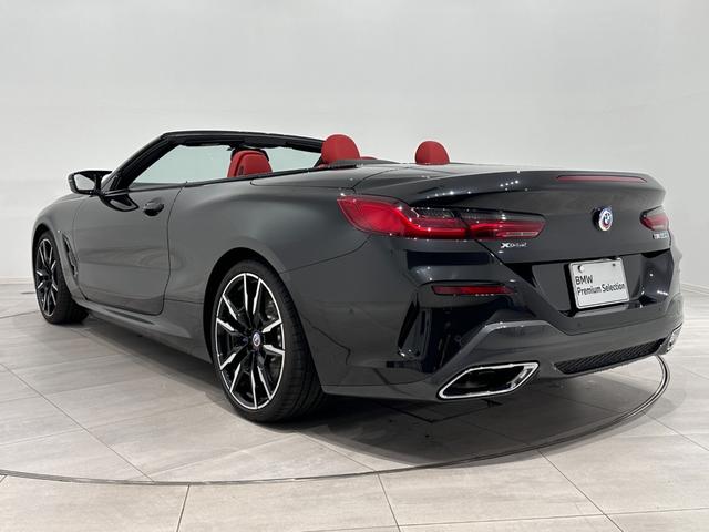 ８シリーズ Ｍ８５０ｉ　ｘＤｒｉｖｅカブリオレ　全国２年保証フィオナレッド／ブラックレザーシートＦクライメートシートソフトクローズドアオートトランクＤアシストプロパークアシスト＋レーザーライト　Ｂｏｗｅｒｓ　＆　Ｗｉｌｋｉｎｓサウンド純正２０ＡＷ（7枚目）