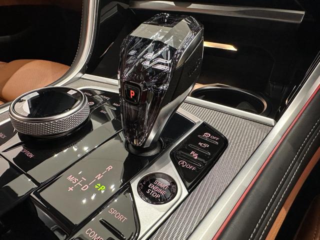 ８シリーズ ８４０ｄ　ｘＤｒｉｖｅ　グランクーペ　Ｍスポーツ　全国２年保証コニャックレザーＦクライメートシートソフトクローズドアパノラマルーフＨａｒｍａｎ／ＫａｒｄｏｎサウンドＤアシストプロパークアシスト＋レーザーライトＴＶワイアレス充電純正１９ＡＷ（24枚目）