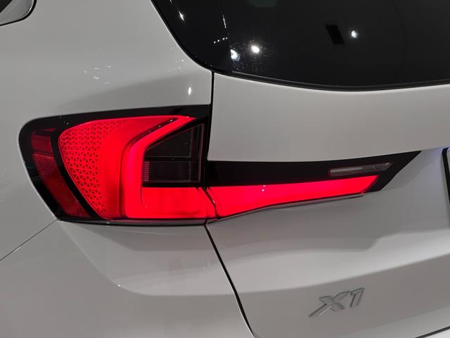 Ｘ１ ｘＤｒｉｖｅ　２０ｄ　ｘライン　全国２年保証ヴェガンザブラックシートＦ電動シート／ヒーターコンフォートアクセスオートトランクＵＶカットガラスアダプティブＬＥＤライトＤアシストプロパークアシスト＋ＨＵＤ純正１８ＡＷ（12枚目）