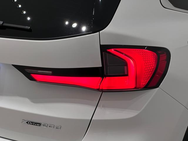 Ｘ１ ｘＤｒｉｖｅ　２０ｄ　ｘライン　全国２年保証ヴェガンザブラックシートＦ電動シート／ヒーターコンフォートアクセスオートトランクＵＶカットガラスアダプティブＬＥＤライトＤアシストプロパークアシスト＋ＨＵＤ純正１８ＡＷ（13枚目）