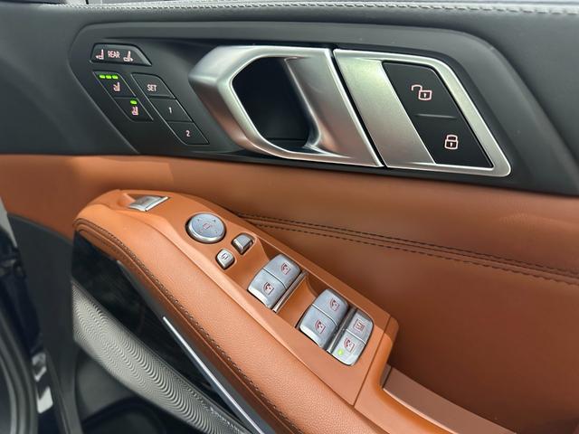 Ｘ７ Ｍ６０ｉ　ｘＤｒｉｖｅ　全国２年保証ワンオーナータルトゥーフォレザーＦクライメートシートソフトクローズドアスカイラウンジパノラマルーフＢｏｗｅｒｓ＆ＷｉｌｋｉｎｓサウンドＤアシストプロパークアシストプロ純正２２ＡＷ（15枚目）