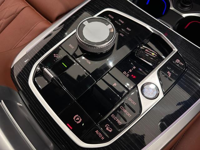 Ｘ７ Ｍ６０ｉ　ｘＤｒｉｖｅ　全国２年保証ワンオーナータルトゥーフォレザーＦクライメートシートソフトクローズドアスカイラウンジパノラマルーフＢｏｗｅｒｓ＆ＷｉｌｋｉｎｓサウンドＤアシストプロパークアシストプロ純正２２ＡＷ（24枚目）