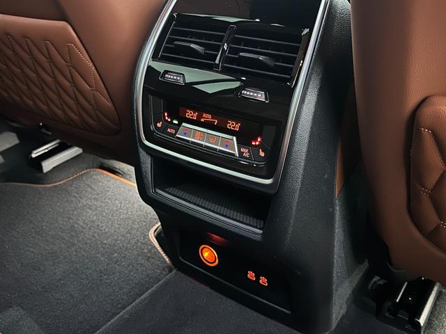 Ｘ７ Ｍ６０ｉ　ｘＤｒｉｖｅ　全国２年保証ワンオーナータルトゥーフォレザーＦクライメートシートソフトクローズドアスカイラウンジパノラマルーフＢｏｗｅｒｓ＆ＷｉｌｋｉｎｓサウンドＤアシストプロパークアシストプロ純正２２ＡＷ（36枚目）