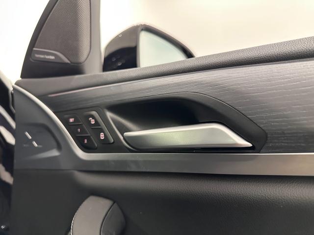 Ｘ４ ｘＤｒｉｖｅ　２０ｄ　Ｍスポーツ　全国２年保証ブラックレザーＦベンチレーションシートパノラマルーフＨａｒｍａｎ／ＫａｒｄｏｎサウンドＵＶカットガラスアダプティブＬＥＤライトＤアシストプロパークアシスト＋ＴＶＨＵＤ純正２０ＡＷ（15枚目）