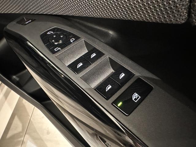 Ｘ３ Ｍ５０　ｘＤｒｉｖｅ　全国２年保証ブラック／アトラスグレーＦクライメートシートパノラマルーフＨａｒｍａｎＫａｒｄｏｎサウンドアダプティブＭサスアダプティブＬＥＤライトＤアシストプロパークアシスト＋ＴＶ純正２１ＡＷ（18枚目）