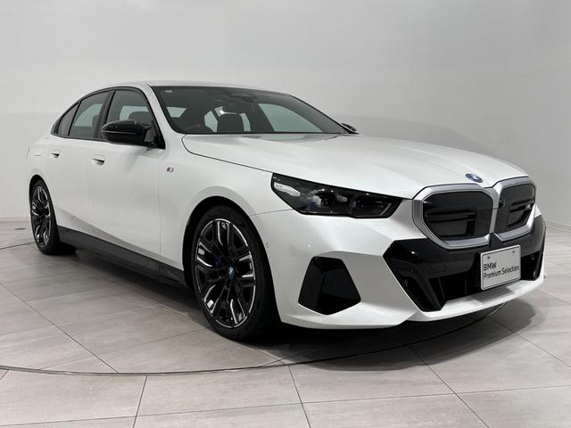 ｉ５ Ｍ６０　ｘＤｒｉｖｅ　全国２年保証コンフォートアクセスオートトランクシートヒーターアダプティブＬＥＤライトＤアシストプロパークアシストプロＴＶＨａｒｍａｎ　Ｋａｒｄｏｎサウンド純正２０ＡＷ（3枚目）