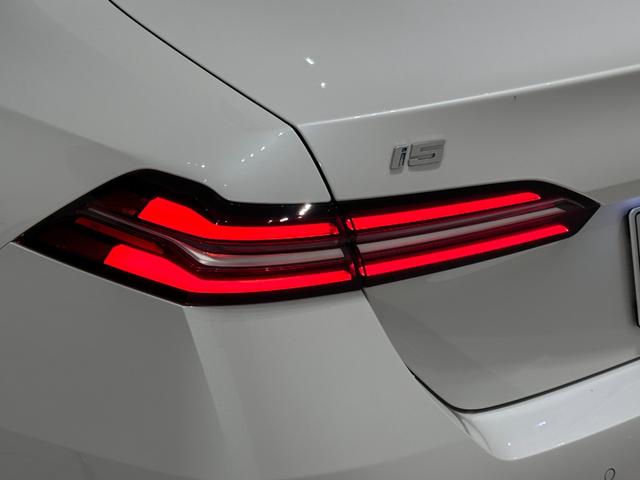 ｉ５ Ｍ６０　ｘＤｒｉｖｅ　全国２年保証コンフォートアクセスオートトランクシートヒーターアダプティブＬＥＤライトＤアシストプロパークアシストプロＴＶＨａｒｍａｎ　Ｋａｒｄｏｎサウンド純正２０ＡＷ（13枚目）