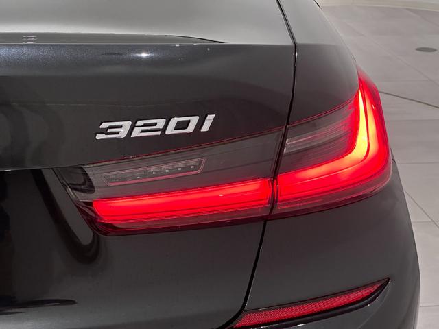 ３シリーズ ３２０ｉ　Ｍスポーツ　ワンオーナーブラックレザーＦ電動シート／ヒーターコンフォートアクセスオートトランクアダプティブＬＥＤライトＤアシストプロパークアシスト＋ＨＩＦＩスピーカーワイヤレス充電純正１８ＡＷ（13枚目）
