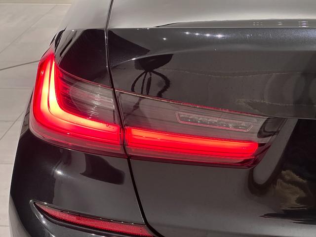 ３シリーズ ３２０ｉ　Ｍスポーツ　ワンオーナーブラックレザーＦ電動シート／ヒーターコンフォートアクセスオートトランクアダプティブＬＥＤライトＤアシストプロパークアシスト＋ＨＩＦＩスピーカーワイヤレス充電純正１８ＡＷ（14枚目）