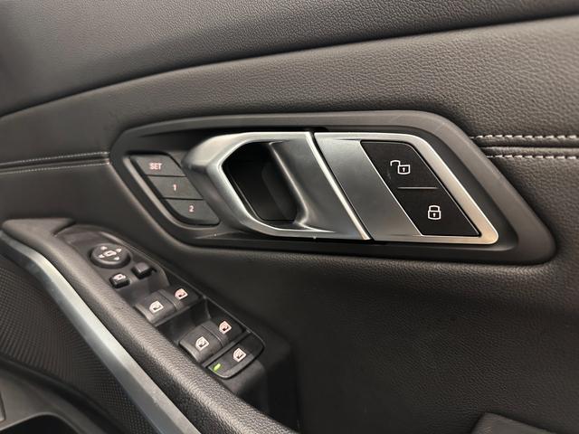 ３シリーズ ３２０ｉ　Ｍスポーツ　ワンオーナーブラックレザーＦ電動シート／ヒーターコンフォートアクセスオートトランクアダプティブＬＥＤライトＤアシストプロパークアシスト＋ＨＩＦＩスピーカーワイヤレス充電純正１８ＡＷ（15枚目）