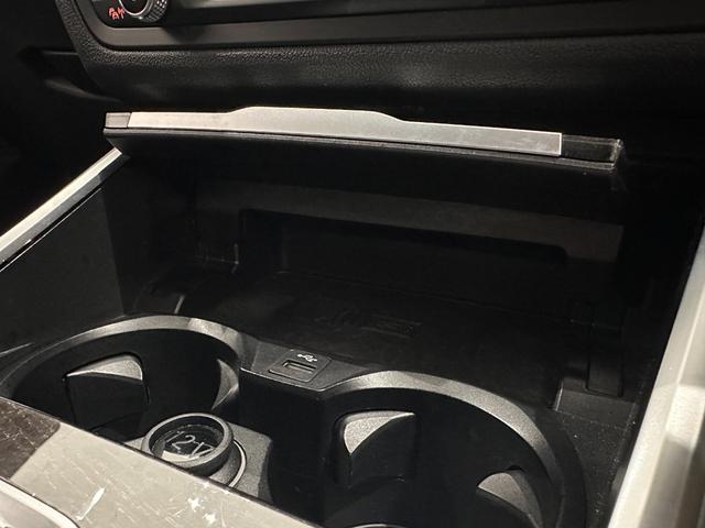 ３シリーズ ３２０ｉ　Ｍスポーツ　ワンオーナーブラックレザーＦ電動シート／ヒーターコンフォートアクセスオートトランクアダプティブＬＥＤライトＤアシストプロパークアシスト＋ＨＩＦＩスピーカーワイヤレス充電純正１８ＡＷ（22枚目）