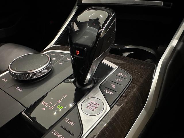 ３シリーズ ３２０ｉ　Ｍスポーツ　ワンオーナーブラックレザーＦ電動シート／ヒーターコンフォートアクセスオートトランクアダプティブＬＥＤライトＤアシストプロパークアシスト＋ＨＩＦＩスピーカーワイヤレス充電純正１８ＡＷ（23枚目）