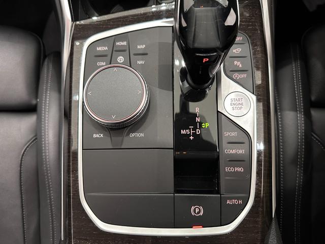 ３シリーズ ３２０ｉ　Ｍスポーツ　ワンオーナーブラックレザーＦ電動シート／ヒーターコンフォートアクセスオートトランクアダプティブＬＥＤライトＤアシストプロパークアシスト＋ＨＩＦＩスピーカーワイヤレス充電純正１８ＡＷ（24枚目）