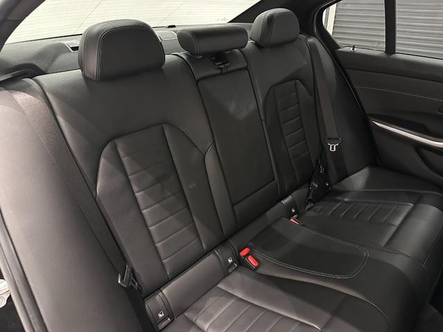 ３シリーズ ３２０ｉ　Ｍスポーツ　ワンオーナーブラックレザーＦ電動シート／ヒーターコンフォートアクセスオートトランクアダプティブＬＥＤライトＤアシストプロパークアシスト＋ＨＩＦＩスピーカーワイヤレス充電純正１８ＡＷ（35枚目）