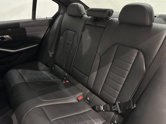 ３シリーズ ３２０ｉ　Ｍスポーツ　ワンオーナーブラックレザーＦ電動シート／ヒーターコンフォートアクセスオートトランクアダプティブＬＥＤライトＤアシストプロパークアシスト＋ＨＩＦＩスピーカーワイヤレス充電純正１８ＡＷ（37枚目）