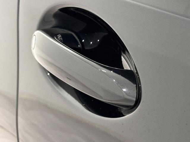 コンフォートアクセス付きでキーを携帯していれば施錠、開錠が可能です。