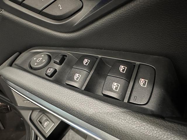 ドアミラー調整とパワーウインドウスイッチは操作し易い位置に装備されております