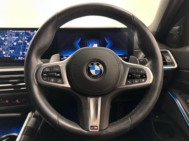 マルチファンクションステアリングホィールはステアリングから手を放す事なく各部の操作ができます。