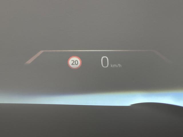 ヘッドアップディスプレーは車速やナビゲーション情報を表示いたします。