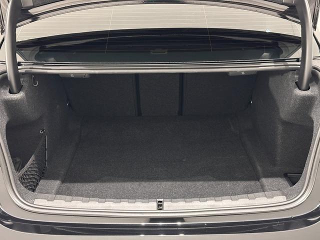 ４対２対４でリヤシートのバックレストは可倒いたしますのでトランクルームのアレンジが可能です。
