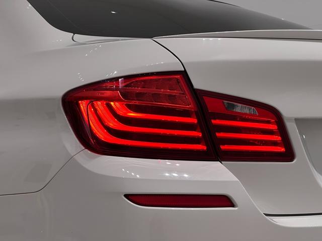 5シリーズ 528i Mスポーツ 左ハンドルブラックレザーFシートヒーターガラスサンルーフコンフォートアクセスリヤカメラ前後PDCアダプティブLEDライトDアシスト+TVHIFIスピーカードラレコ純正18AW(12枚目)