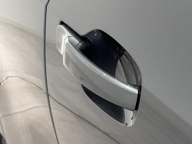 コンフォートアクセス付きでキーを携帯していれば施錠、開錠が可能です。