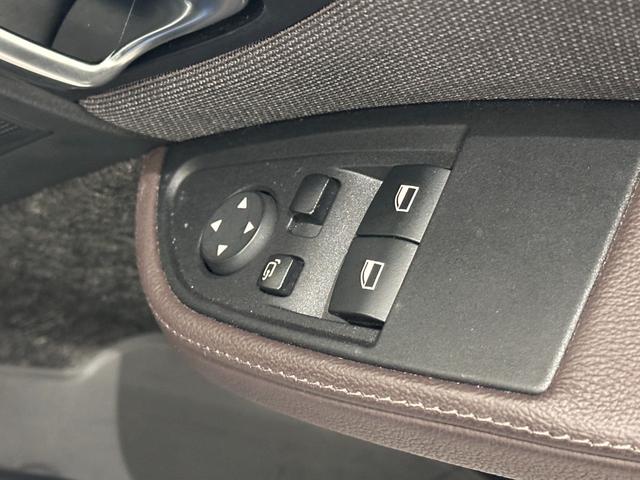 ドアミラー調整とパワーウインドウスイッチは操作し易い位置に装備されております
