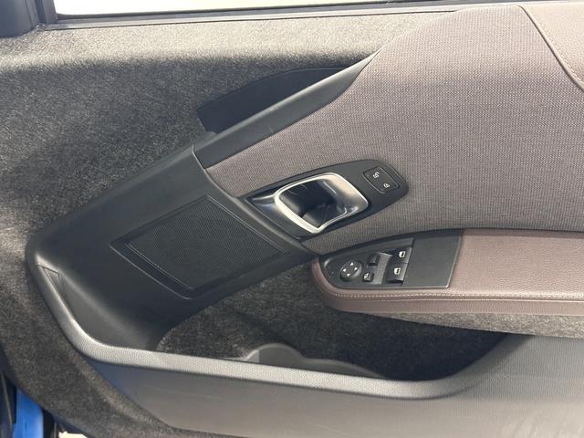 ドアミラー調整とパワーウインドウスイッチは操作し易い位置に装備されております