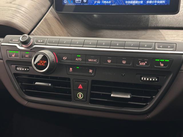 各スイッチ類は運転席に向けて配置されドライバーが操作しやすくなってます。