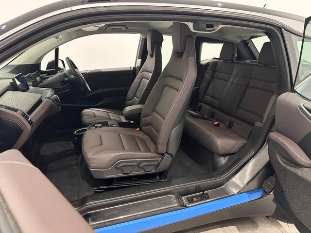 レザーシートはホールドも良く、長時間ドライブしても疲れません。