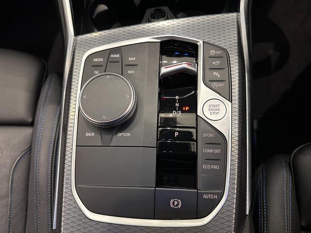 �W���X�e�b�v�g���j�b�N�t�`�s�@�h�|�����������R���g���[���[�Ń��j�^�[�����𑀍삵�܂��B�����I�Ɏg�p���邱�Ƃ��\�ł��B