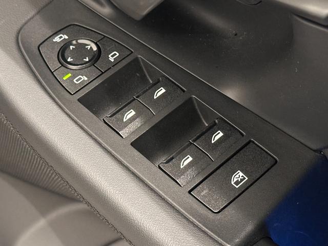 �h�A�~���[�����ƃp���[�E�C���h�E�X�C�b�`�͑��삵�Ղ��ʒu�ɑ�������Ă���܂�