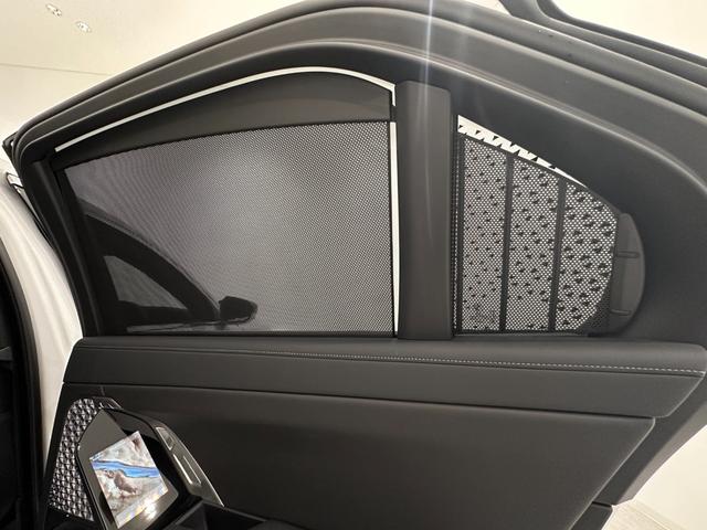 �����h�A�E�C���h�E�ɂ̓V�F�[�h����������Ă���܂��B