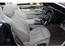 アイボリーホワイトのシートは車内も明るくお洒落です。