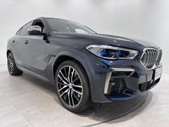 Ｘ６ Ｍ５０ｉ　タルトゥフォレザーＦクライメートシートアダプティブＭサスパノラマルーフＤアシストプロパークシスト＋レーザーライトＴＶＨＵＤＨａｒｍａｎ　Ｋａｒｄｏｎサウンドジェスチャーコントロール純正２２ＡＷ 9572403A30231227W002 3