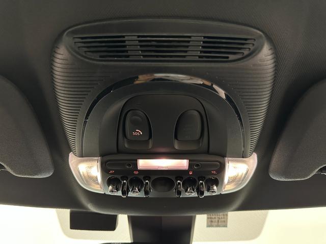 ジョンクーパーワークス　クロスオーバー　ＪＣＷトリム　弊社元社用車・ＡｐｐｌｅＣａｒＰｌａｙ・アクティブクルーズコントロール・バックカメラ・前後ＰＤＣ・ピアノブラックＥＸ・ヘッドアップディスプレイ・ＥＴＣ・ＳＯＳコール・置くだけ充電・シートヒーター(22枚目)