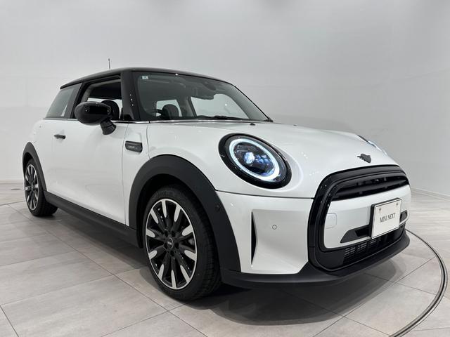 ＭＩＮＩ クーパー　プレミアムプラスパッケージクラシックトリム　認定中古車・２年保証・特別仕様車カムデン・ワンオーナー・ＡｐｐｌｅＣａｒＰｌａｙ・被害軽減ブレーキ・ＡＣＣ・バックカメラ・障害物センサー・ＬＥＤライト・ＥＴＣ・ＳＯＳコール・純正１７インチＡＷ（5枚目）