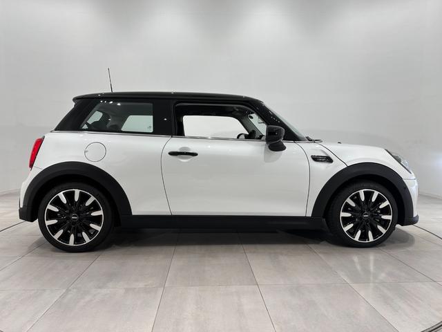 ＭＩＮＩ クーパー　プレミアムプラスパッケージクラシックトリム　認定中古車・２年保証・特別仕様車カムデン・ワンオーナー・ＡｐｐｌｅＣａｒＰｌａｙ・被害軽減ブレーキ・ＡＣＣ・バックカメラ・障害物センサー・ＬＥＤライト・ＥＴＣ・ＳＯＳコール・純正１７インチＡＷ（6枚目）