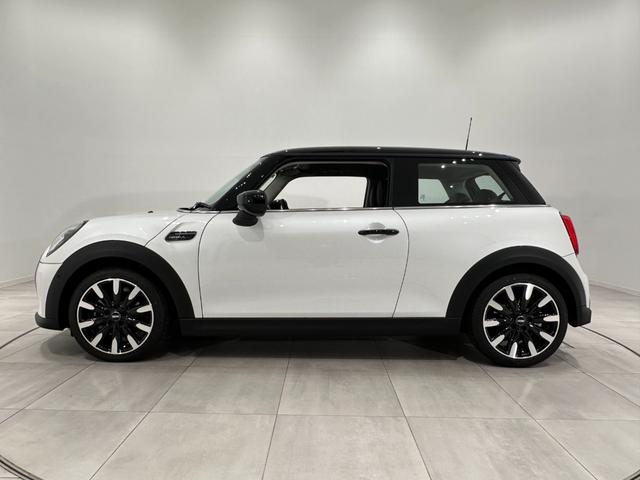 ＭＩＮＩ クーパー　プレミアムプラスパッケージクラシックトリム　認定中古車・２年保証・特別仕様車カムデン・ワンオーナー・ＡｐｐｌｅＣａｒＰｌａｙ・被害軽減ブレーキ・ＡＣＣ・バックカメラ・障害物センサー・ＬＥＤライト・ＥＴＣ・ＳＯＳコール・純正１７インチＡＷ（10枚目）