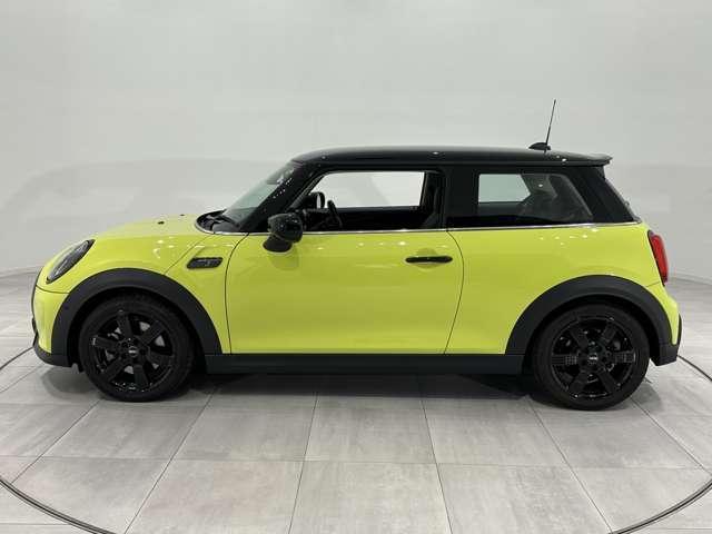 ＭＩＮＩ クーパーＳ　クラシック・トリム　認定中古車・２年保証・弊社元社用車・ＡｐｐｌｅＣａｒＰｌａｙ・被害軽減ブレーキ・オートクルーズ・バックカメラ・障害物センサー・ＥＴＣ・ＳＯＳコール・純正１７インチＡＷ（9枚目）