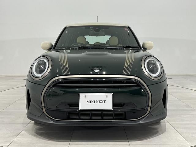 ＭＩＮＩ クーパー　レゾリュート・エディション　認定中古車・２年保証・・弊社元社用車・ＡｐｐｌｅＣａｒＰｌａｙ・被害軽減ブレーキ・オートクルーズ・バックカメラ・障害物センサー・ＥＴＣ・ワイヤレス充電・シートヒーター・ＳＯＳコール・純正１８インチＡＷ（4枚目）